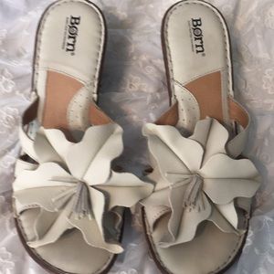 🔥🔥Born leather sandals W/2 inch heel size 9